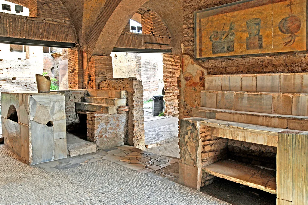 Tủ cao sát trần và kệ treo tường tăng diện tích lưu trữ